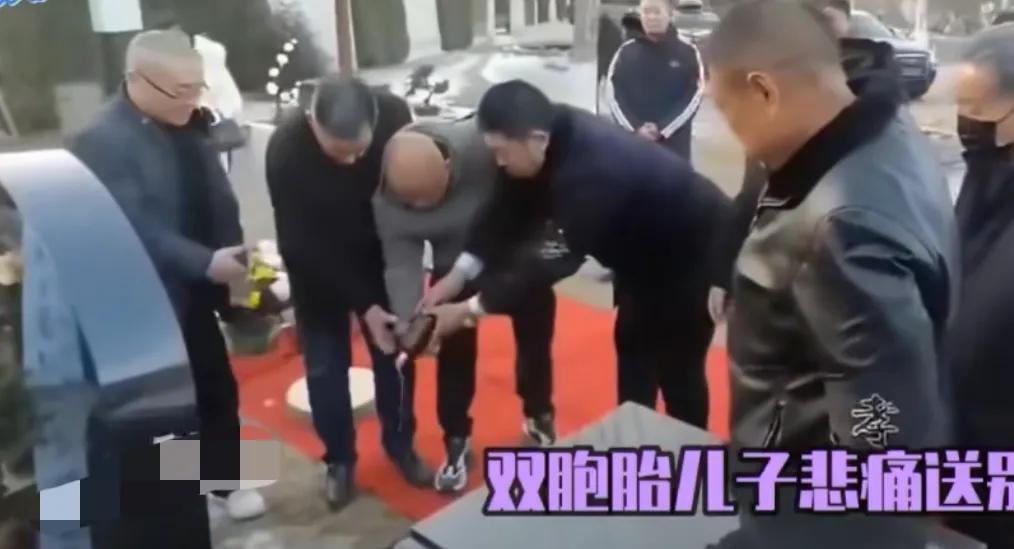 心痛！于海双胞胎儿子跪在墓前哭到崩溃，妻子卧床不起精神状态差