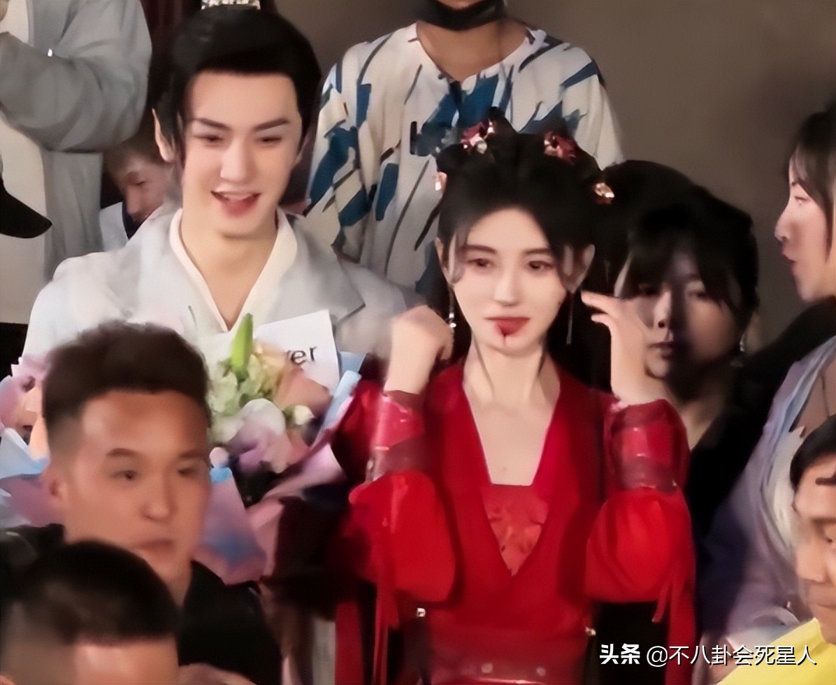 鞠婧祎8大离谱妆容：吐血不敢弄花半永久妆，守丧也要浓妆涂红唇