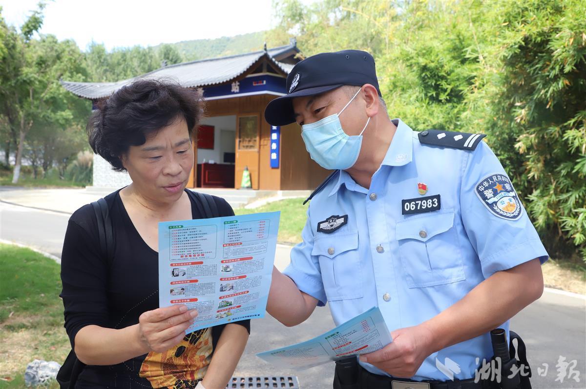 祝福祖国守护平安简报,国庆节警察祝福祖国守护平安