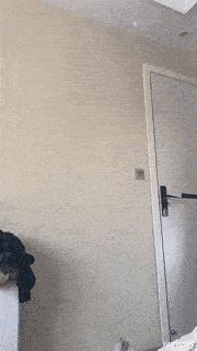 今天过来按脚，恰巧碰见了前女友，我该怎么化解尴尬呢？