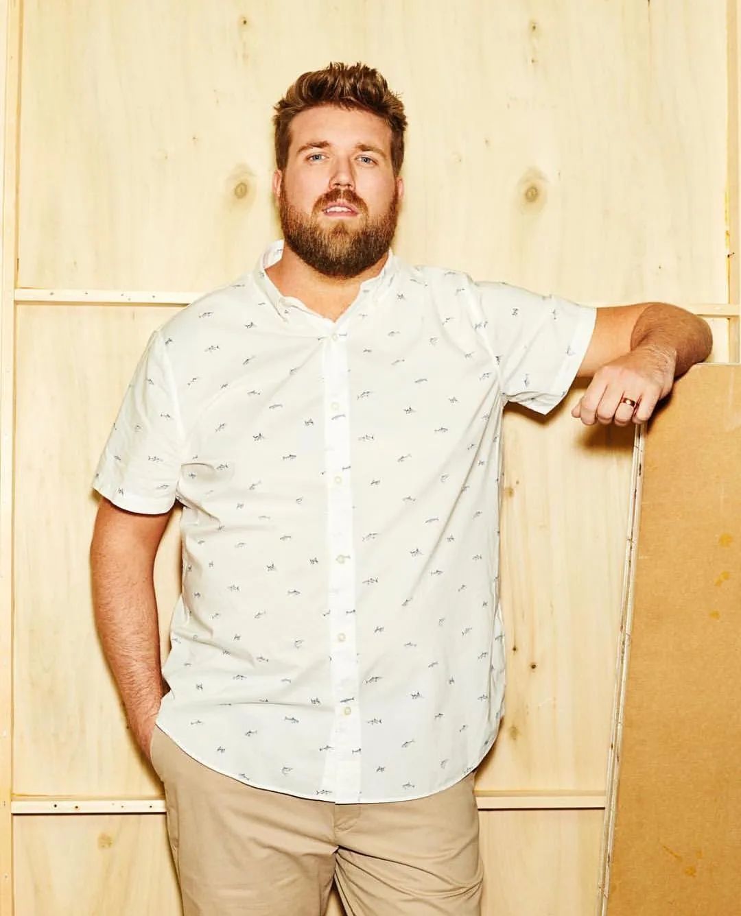 全球首席大码男模特为Rihanna内衣大秀走秀，展现傲人大肚腩