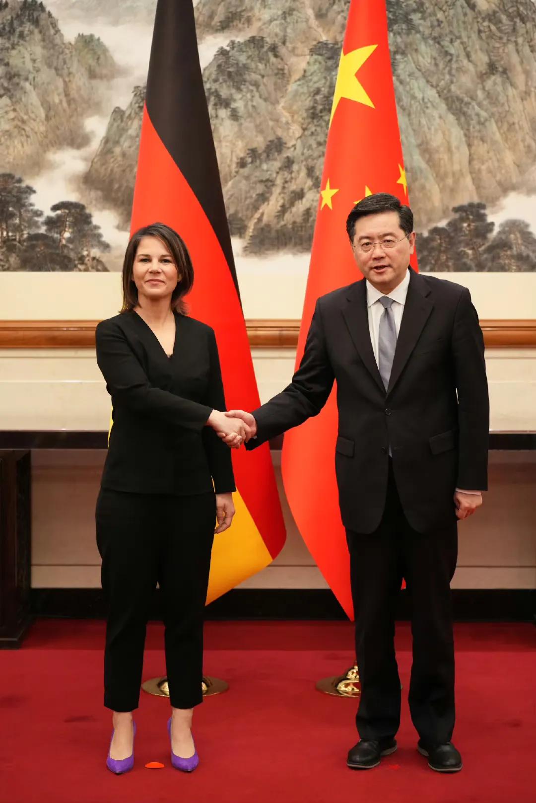 中美再度接触，秦刚只谈了30分钟就登上专机访欧，释放什么信号？