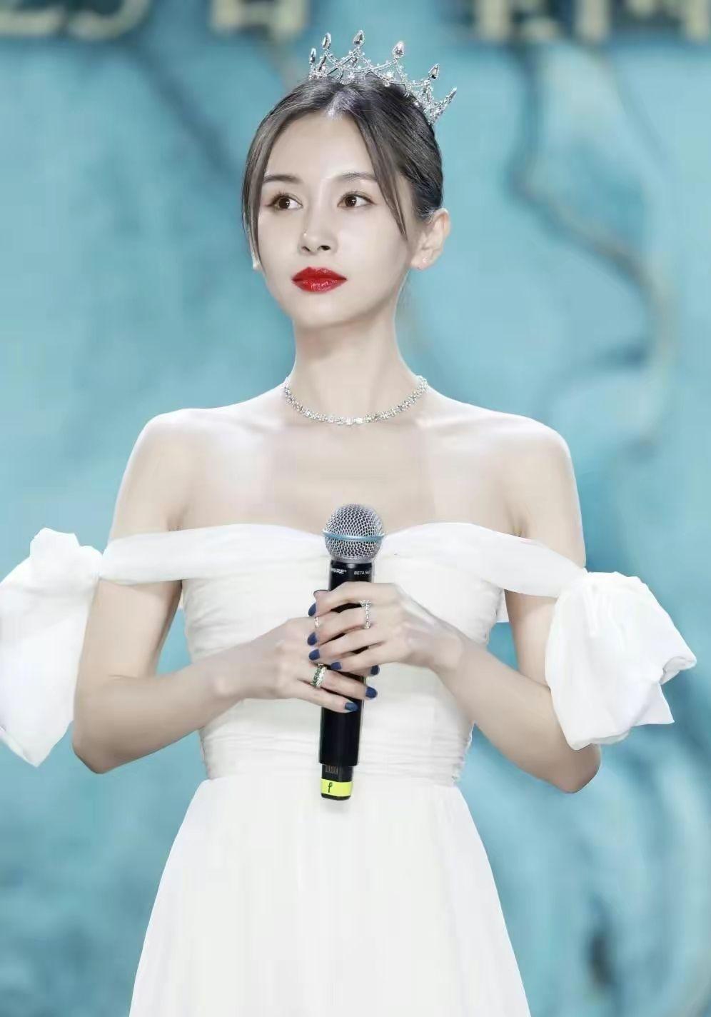 李一桐飞机上脱鞋引争议后续,李一桐揭纱帽