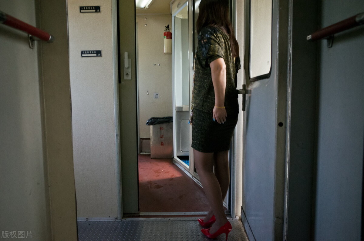 女子穿高跟鞋站马桶蹲坑致跌落,女子嫌公厕脏穿高跟鞋