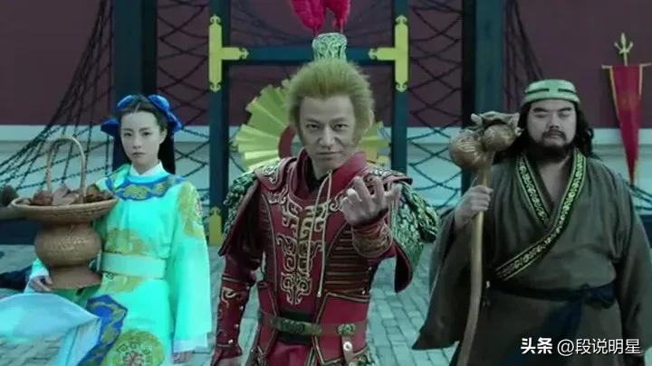 大牌明星拍电影秀智商下限，复仇者与八仙踢球，球不是这么踢的！