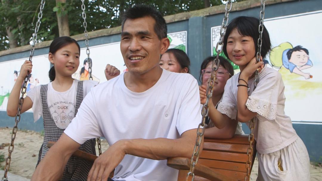 80后“校长爷爷”张鹏程放弃高薪，垫14万修学校，他图啥？