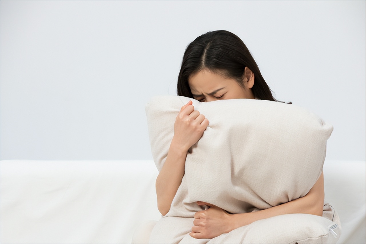 阴部很干涩是什么原因造成,阴部干涩是什么原因引起的