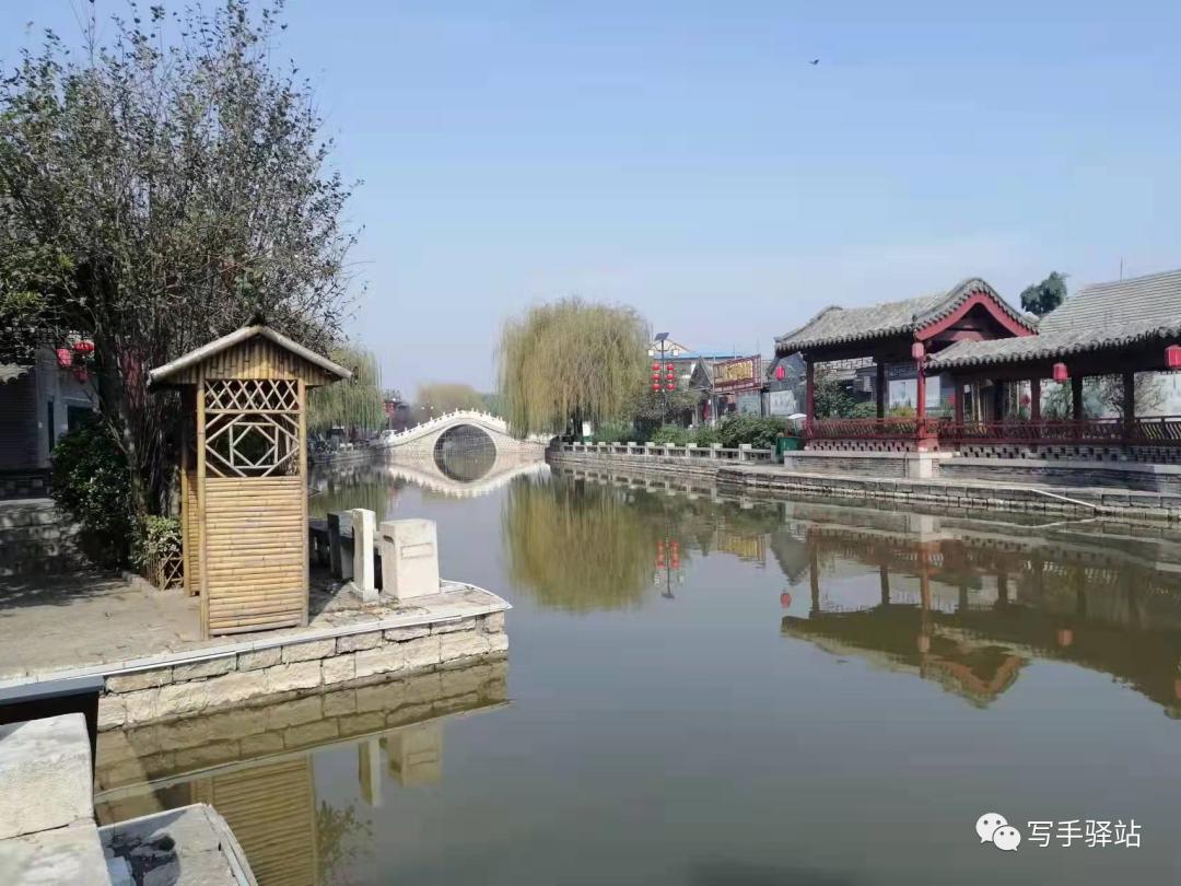 堤上，那梭子沉闷的枪声