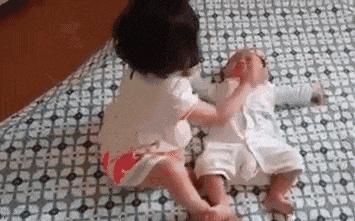 女朋友平胸是什么心理,女朋友是平胸怎么形容