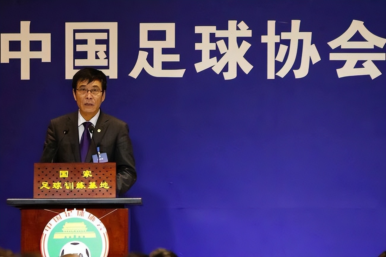 上港老总评价足球,恒大老板许家印和李嘉欣