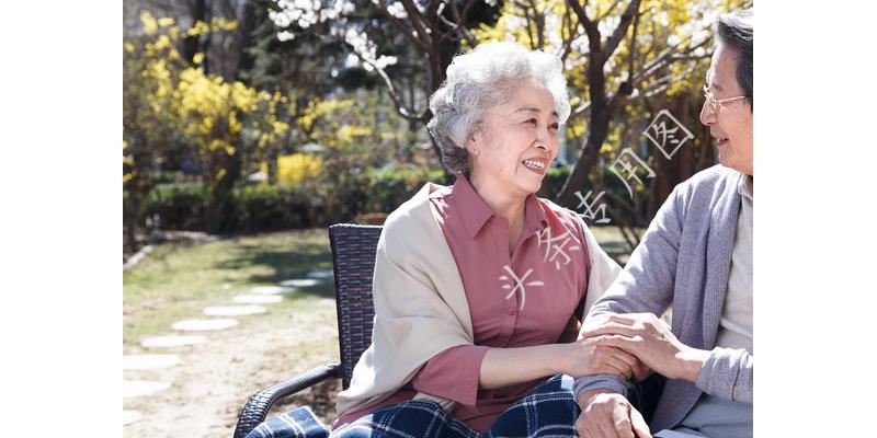 我坐月子,母亲说摔伤腿不能来,出月子后去娘家,见到母亲我愣住