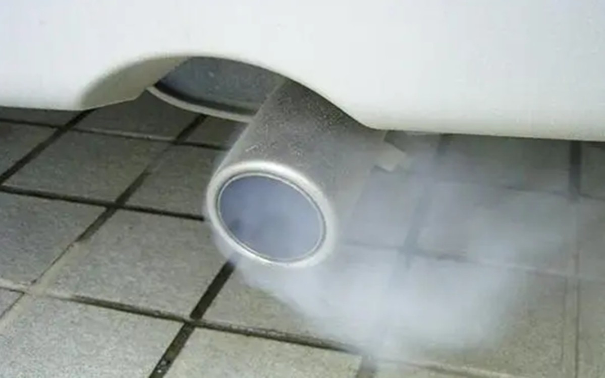 为什么有的车冬天排气管白烟少,冬季排气管冒烟与不冒烟