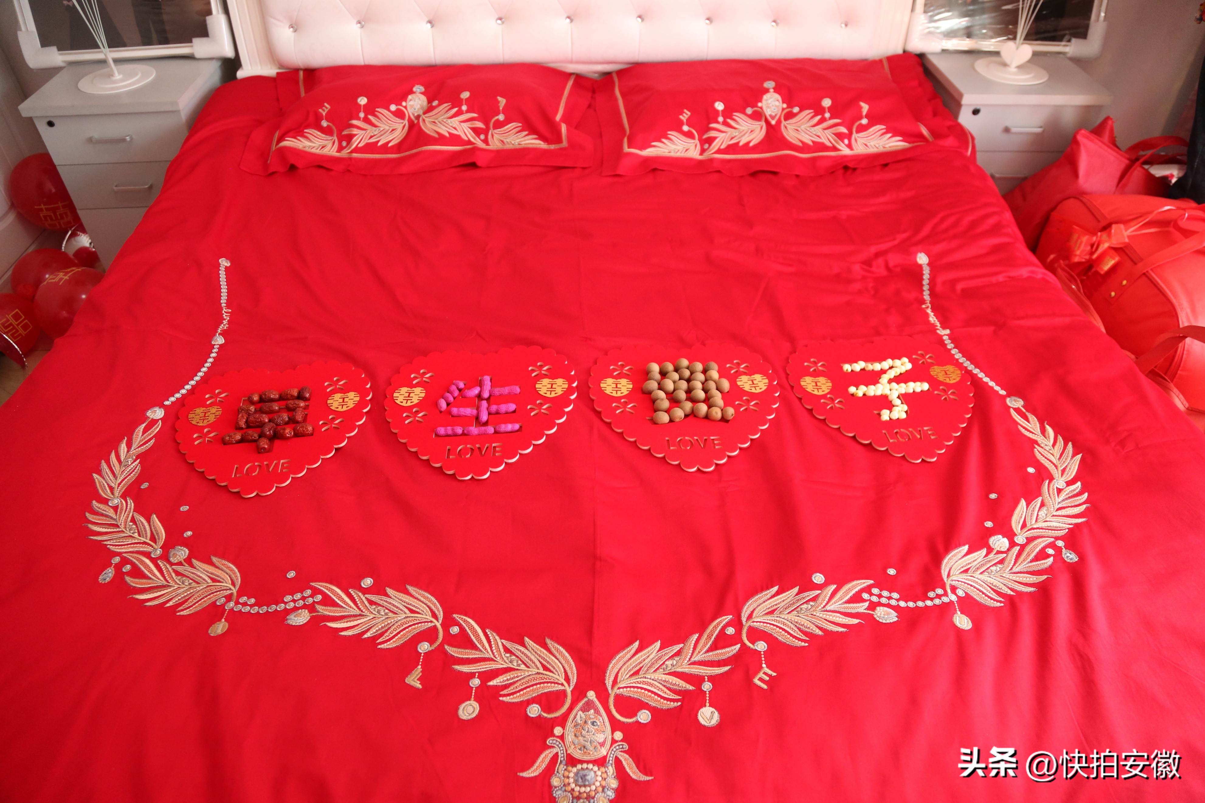 城里青年结婚无人闹洞房，婚床上用食物摆出4个大字寓意太暖了