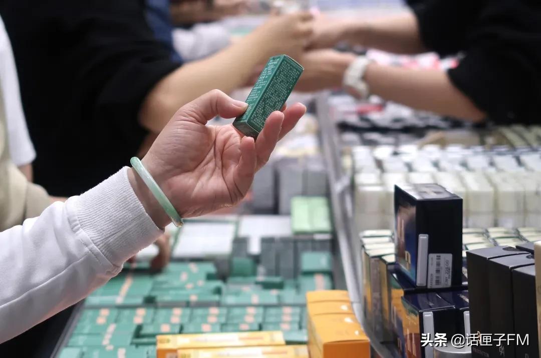 大牌化妆品小样“圈粉”年轻人：真假难辨维权难