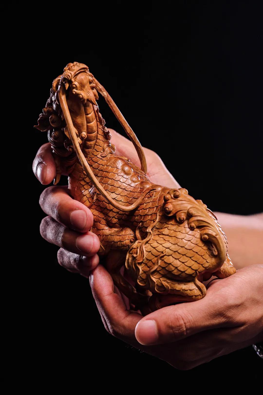 老山檀|麒麟精取老料，质地细腻温润，香醇味正。全手雕鳞甲片片