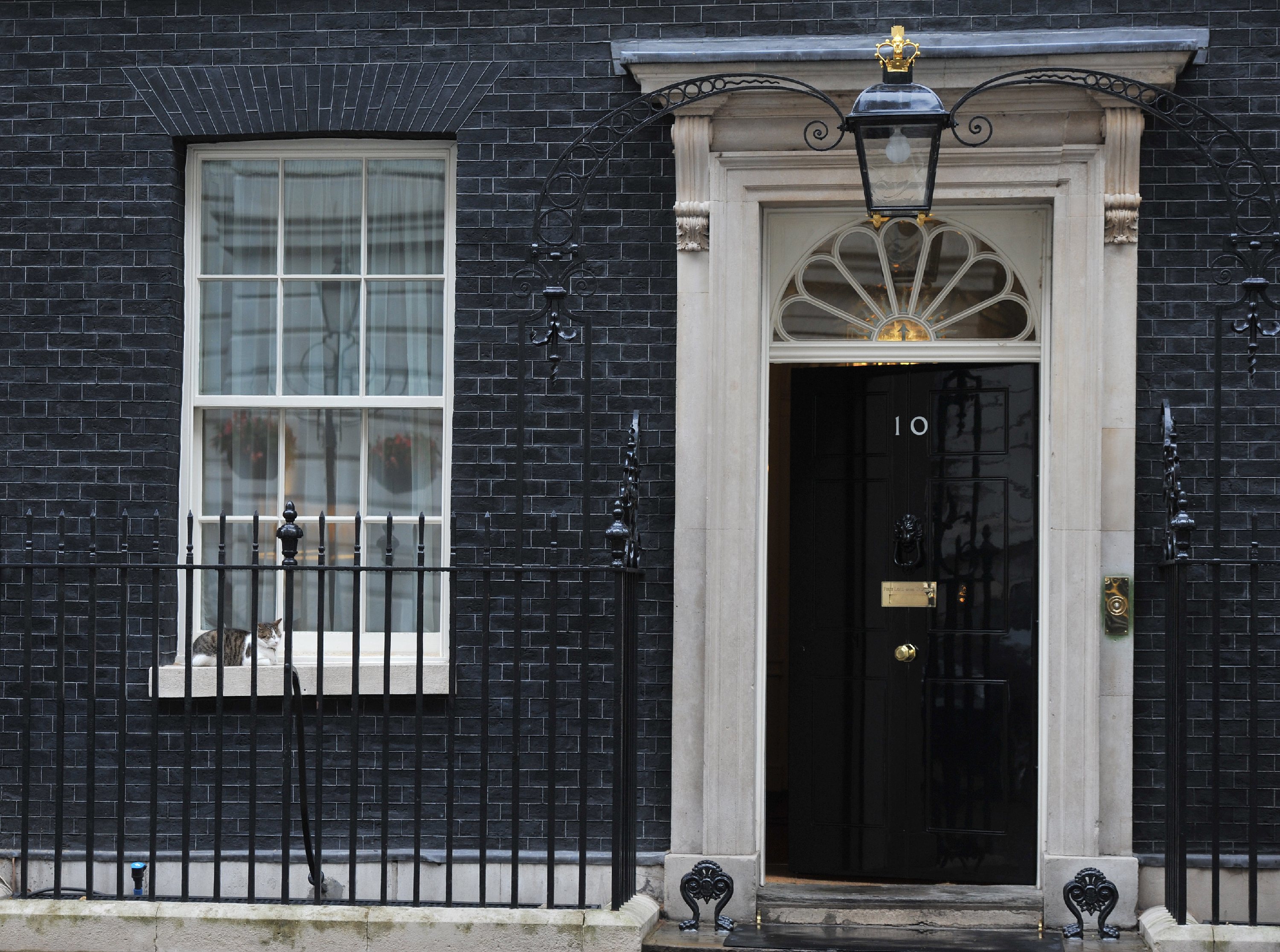 日本议会制君主立宪制特点,为什么日本英国都搞君主立宪