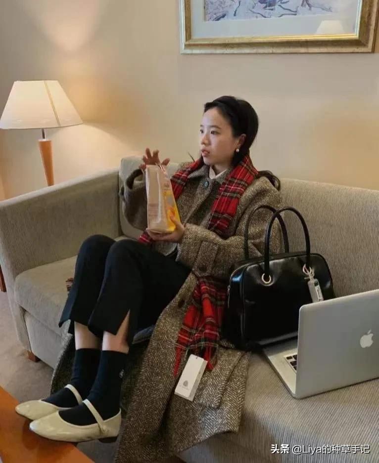 平底短白靴与衣服的搭配,百搭平底单鞋配冬季运动外套