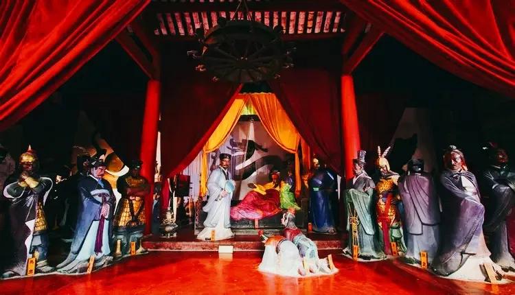 朝辞白帝彩云间中的白帝城指,早发白帝城和朝辞白帝彩云间