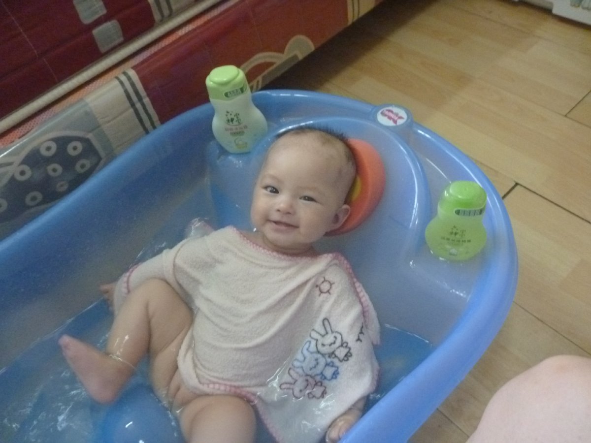 宝宝很怕洗澡洗头怎么办,为什么宝宝突然害怕洗澡了
