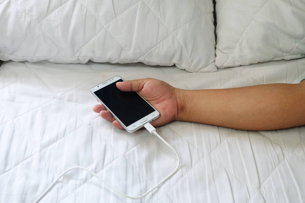 手机最伤电池的三种充电方式,注意了这4种充电方式非常伤手机