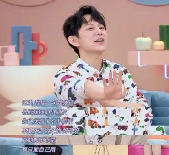 17年努力护着4个兄弟姐妹，最后却都离他而去，何炅老了，也累了