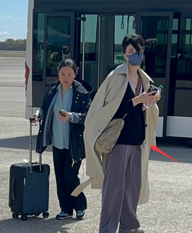 王菲和谢霆锋现身机场,王菲与谢霆锋现身机场