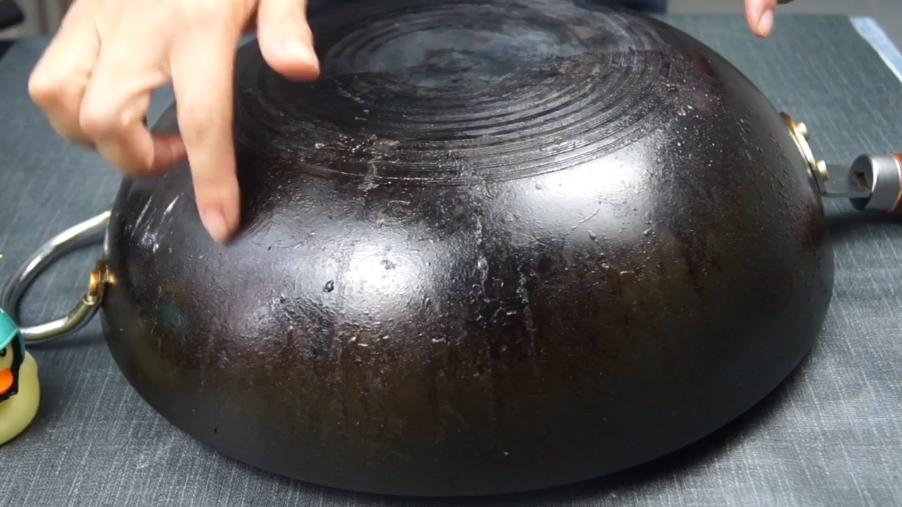 用什么能把炒菜锅底的污渍洗干净,如何清洗不锈钢炒菜锅底顽固污渍