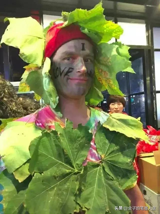 琳琅满目都是酒，一眼望去全是人，传说中的天堂酒吧超市