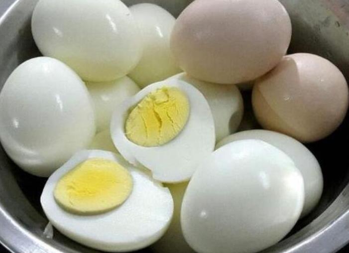 煮鸡蛋水里加醋加盐的原因,水煮鸡蛋放醋好还是放盐好