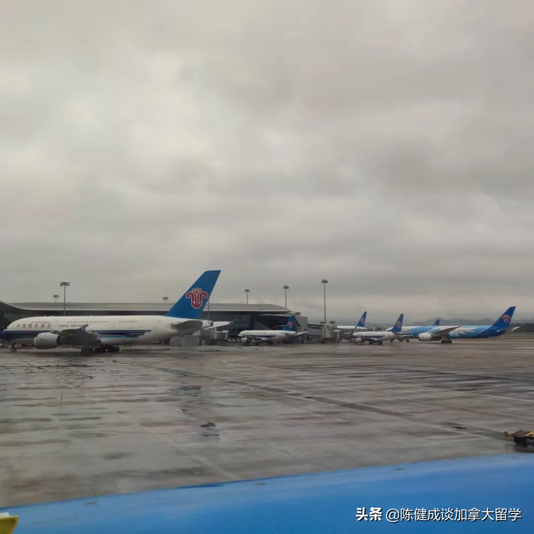 参加“多大”孩子毕业典礼的云姐搭南航航班离境和入境加拿*纪大**实