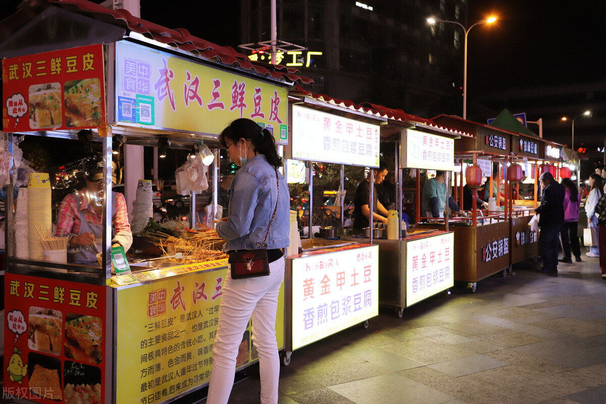 义乌95后夫妻回应摆摊日入9000,95后夫妻摆摊日入9000元工商后续