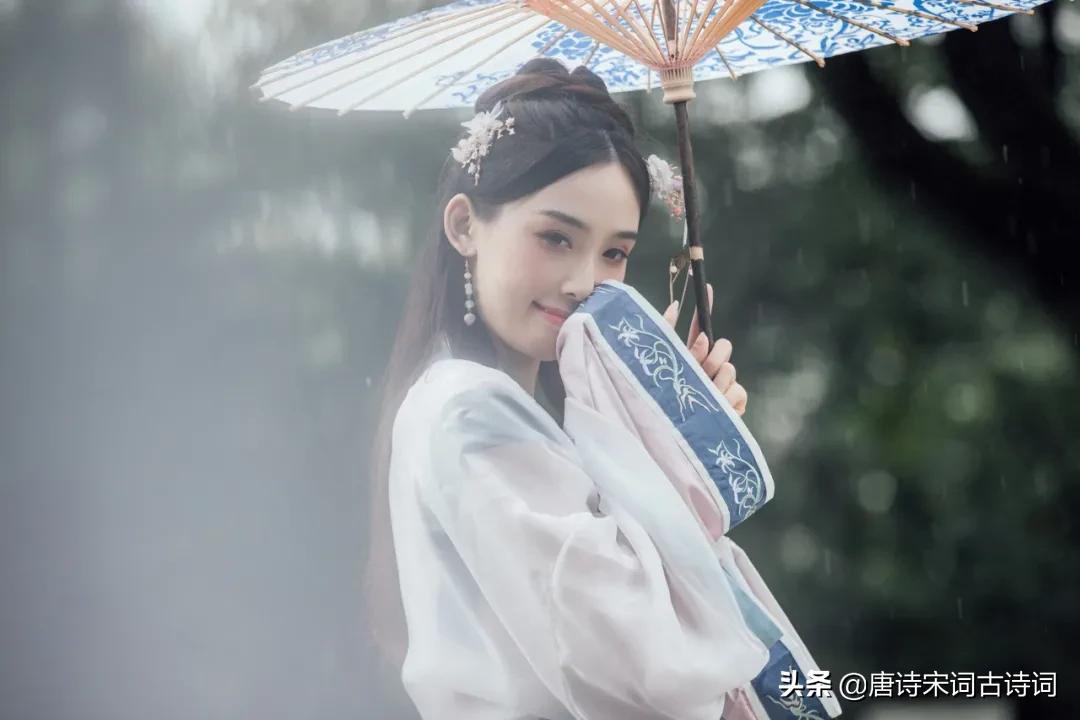 心中埋藏多少爱与愁,眉眼间满满的柔情