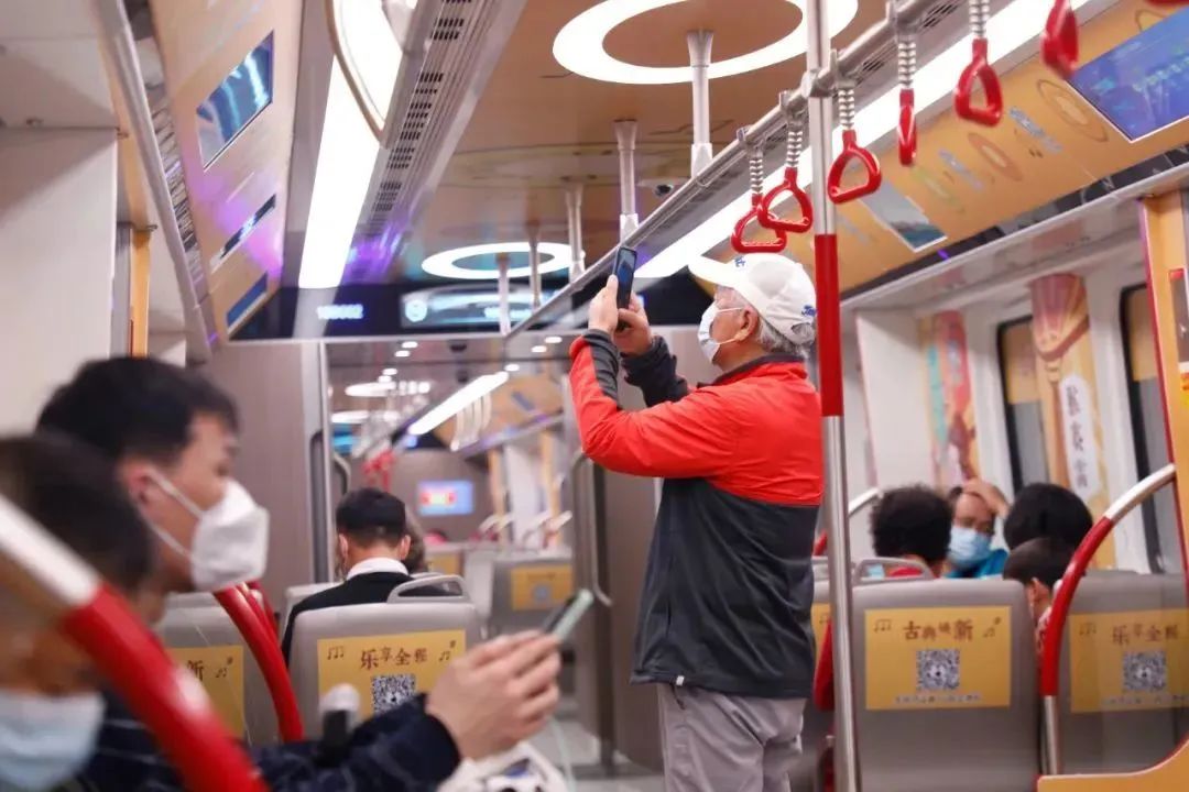 候机时光新体验！广州交响乐团“非凡大提琴”快闪白云机场T2