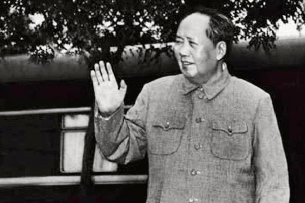 1958年，*乔木胡**建议修改《蝶恋花·答李淑一》，毛主席并没有接受