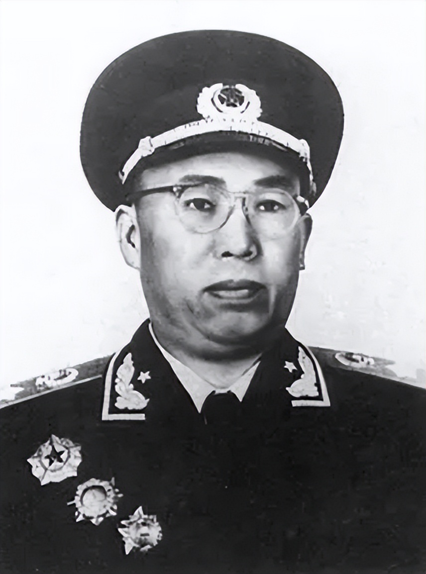 48年谭政开会，台下12个纵队政委大气不敢出，赖传珠：生怕被点名