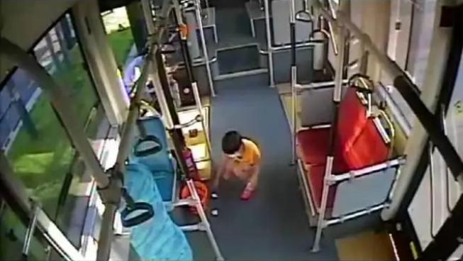 大三女生暑假兼职送外卖被刁难,高三女孩兼职外卖被嘲笑