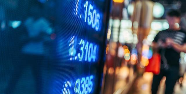 a股港股双双震荡下跌,港股周五大跌周一a股也会大跌吗