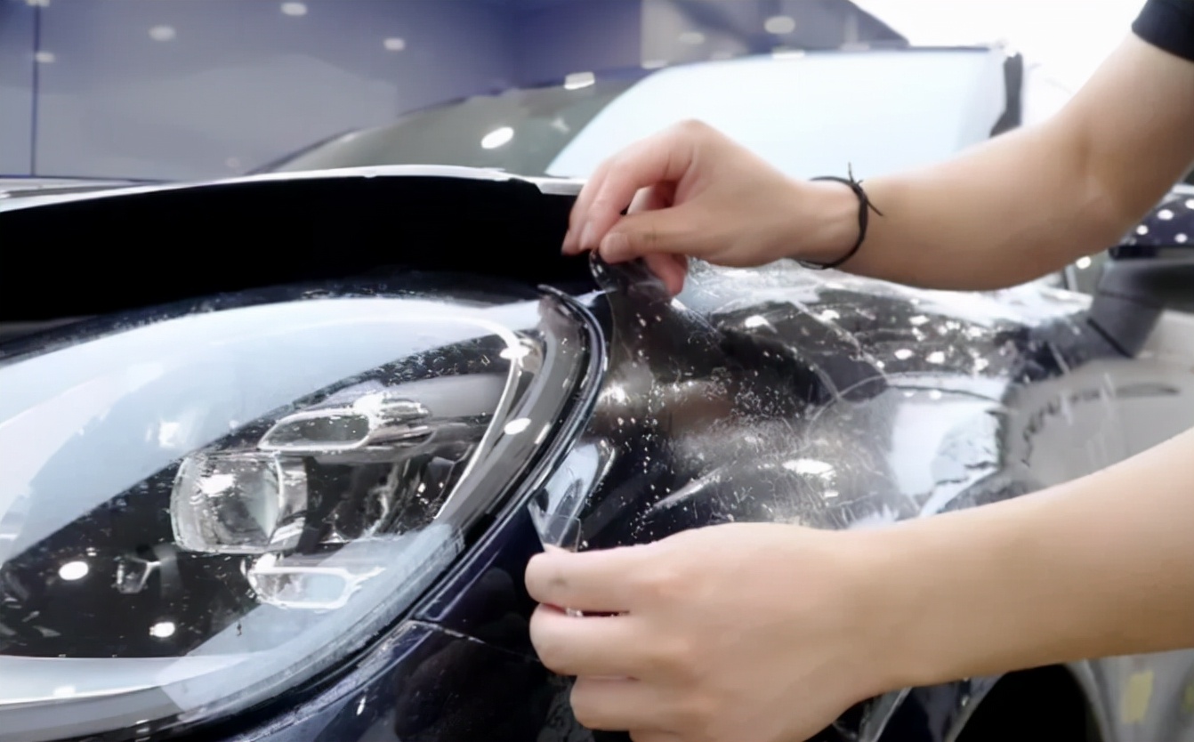 车窗膜刚贴完小水泡会自己消失吗,挡风玻璃膜刚贴完有小水泡正常吗