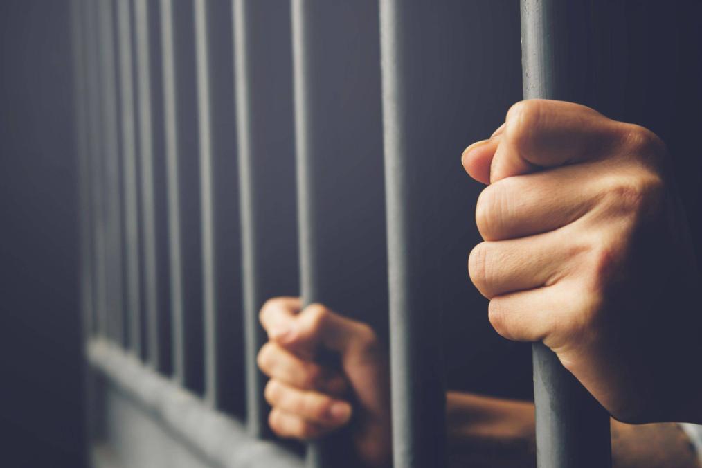 7旬老人手绘人民币母版，我国9成*币假**出自他手！2014年被判刑入狱