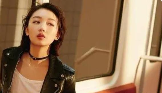 周冬雨妈妈与继父,周冬雨和父母相认