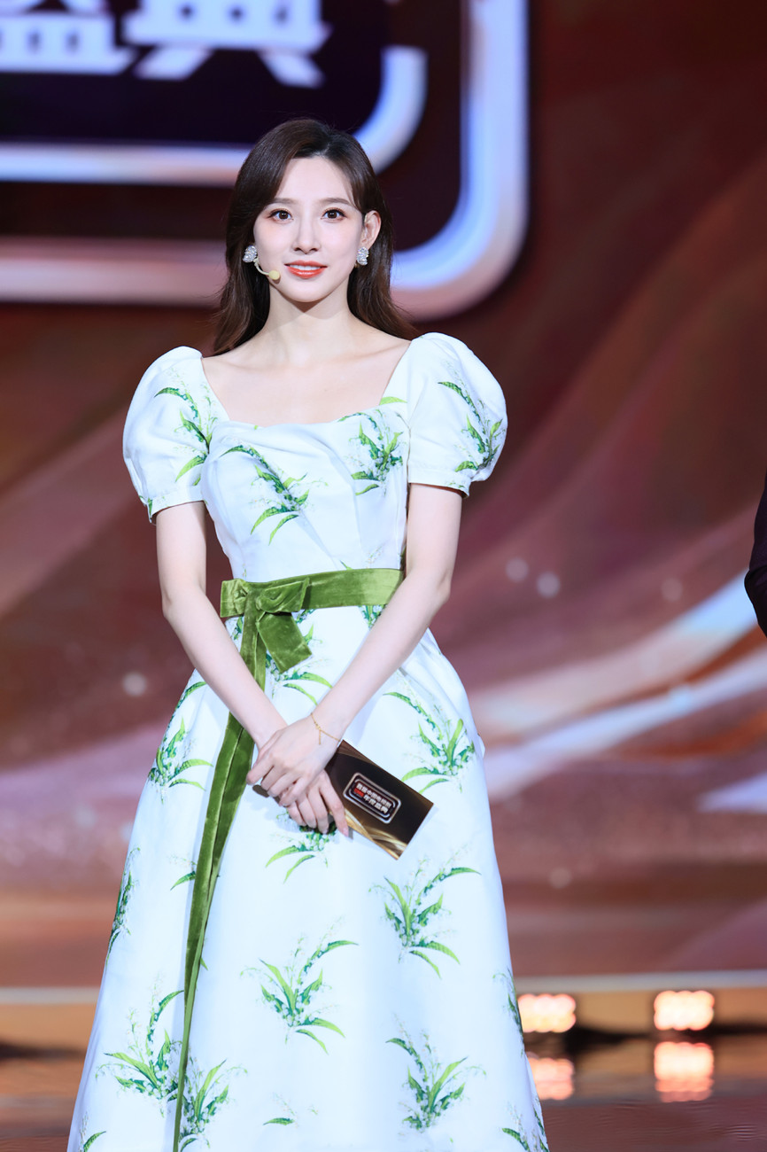 董卿接班人是熟悉的她！穿刺绣裙温婉大气，与撒贝宁搭档不怯场