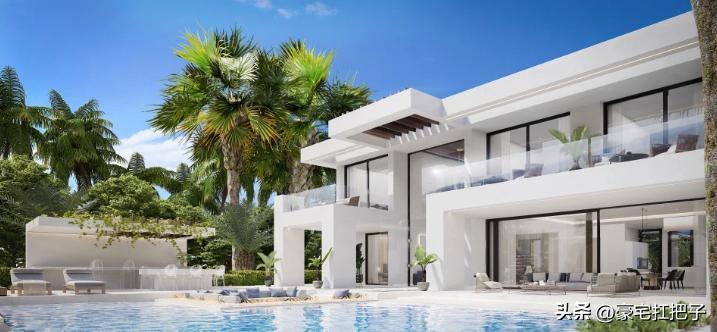 C罗9套豪宅曝光，女友花半小时才走到客厅，车库有超20辆顶级跑车