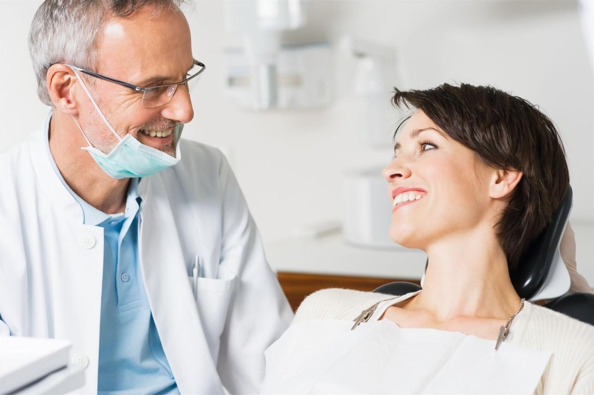 女性心窝口偏右烧灼感痛怎么回事,女性下边有烧灼感伴有尿频