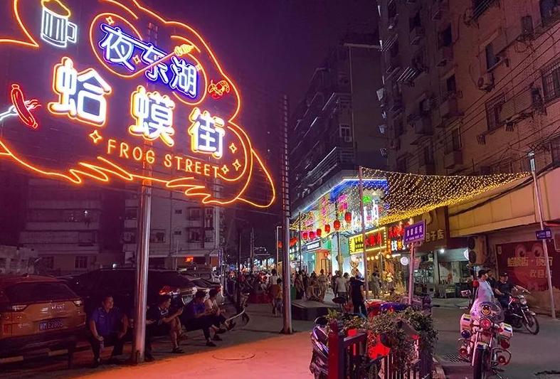 南昌红谷滩小吃街攻略视频,万寿宫老南昌美食小吃街攻略