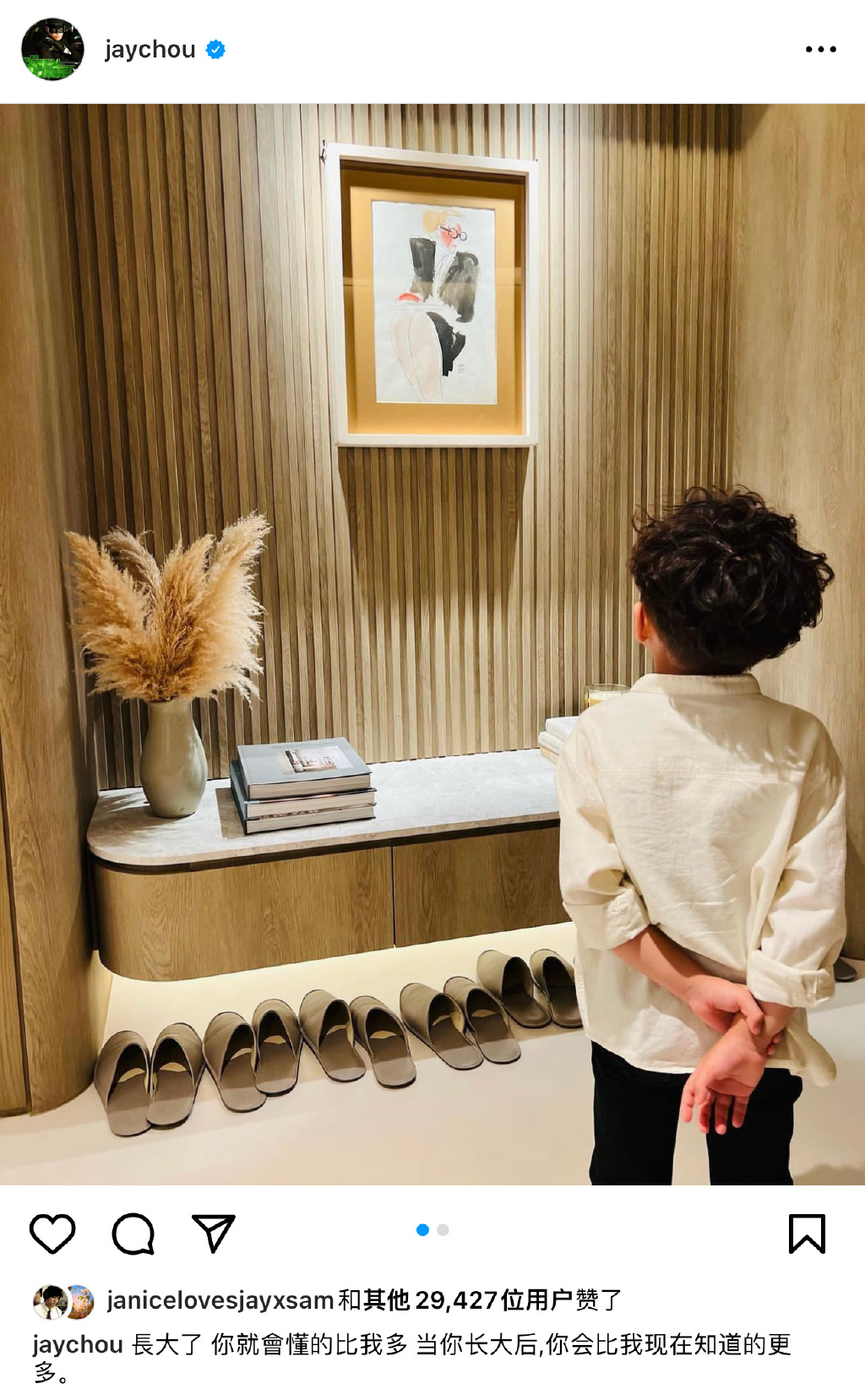 周杰伦晒儿子罗密欧赏画照,周杰伦儿子罗密欧发型