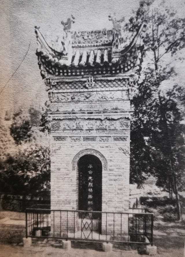 1949年，杨虎城死后3个月发现遗体，长子杨拯民扶柩，安葬在西安