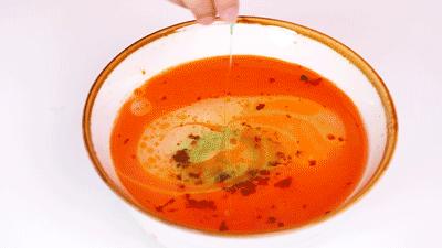 洗衣机洗的衣服上有片状污垢,衣服在洗衣机里面越洗越脏