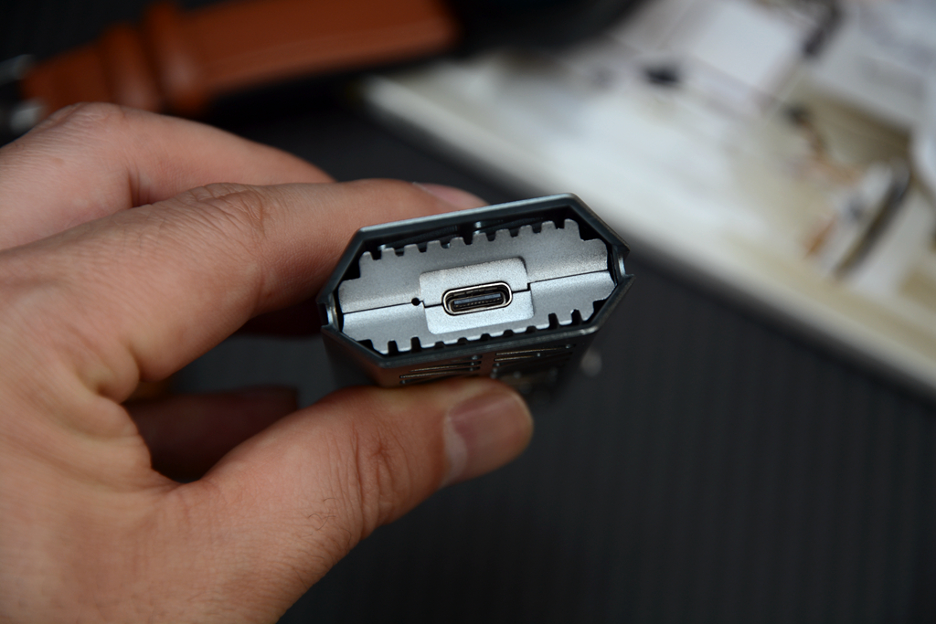 颜值与速度并存，免工具安装，酷冷至尊神钥AirM.2NVME硬盘盒开箱