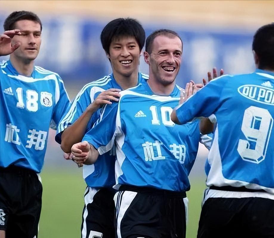 表兄的国足国车情怀：国足在家看世界杯，但国车极氪X却走出世界