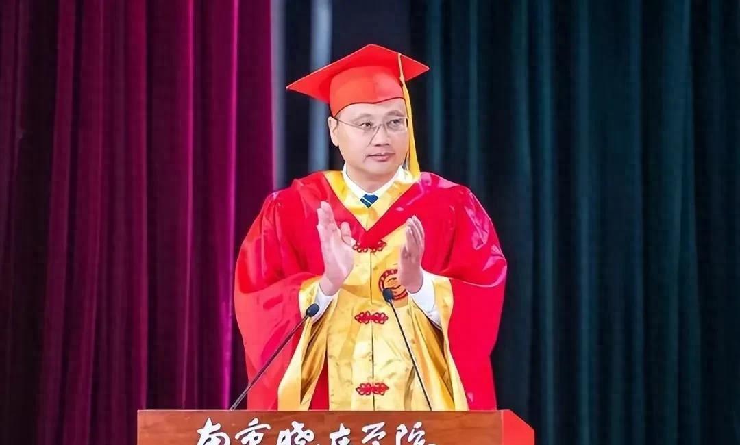 回顾：人妻让欺骗南京杨书记的刘某某被网友脱掉“*裤内**”